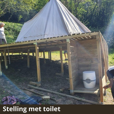 Stelling met toilet